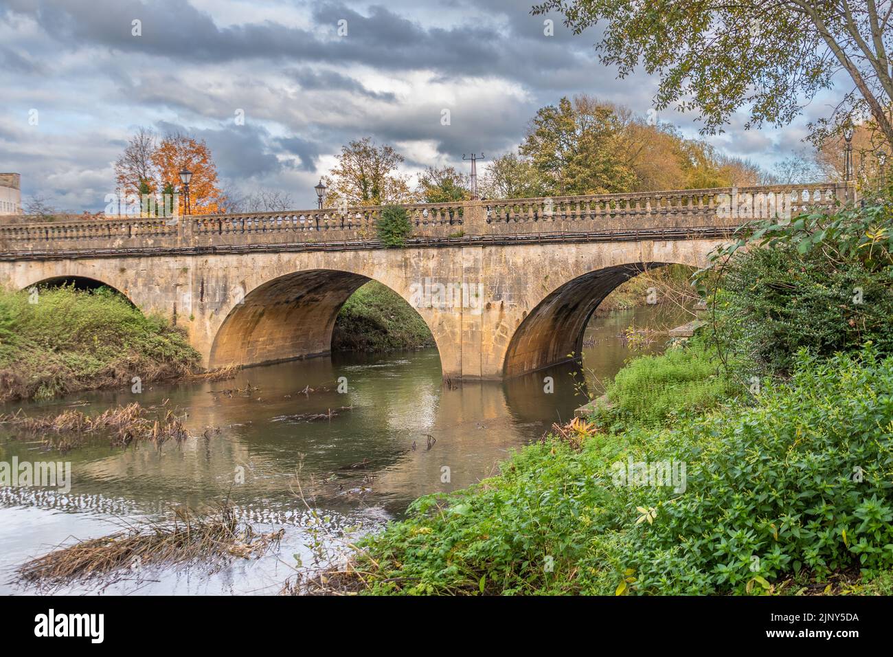 Una vista del Ponte della Citta' di Melksham che guarda sul fiume in un giorno d'autunno. Il ponte su Bath Road attraversa il fiume Avon ed è una struttura di grado 2 Foto Stock