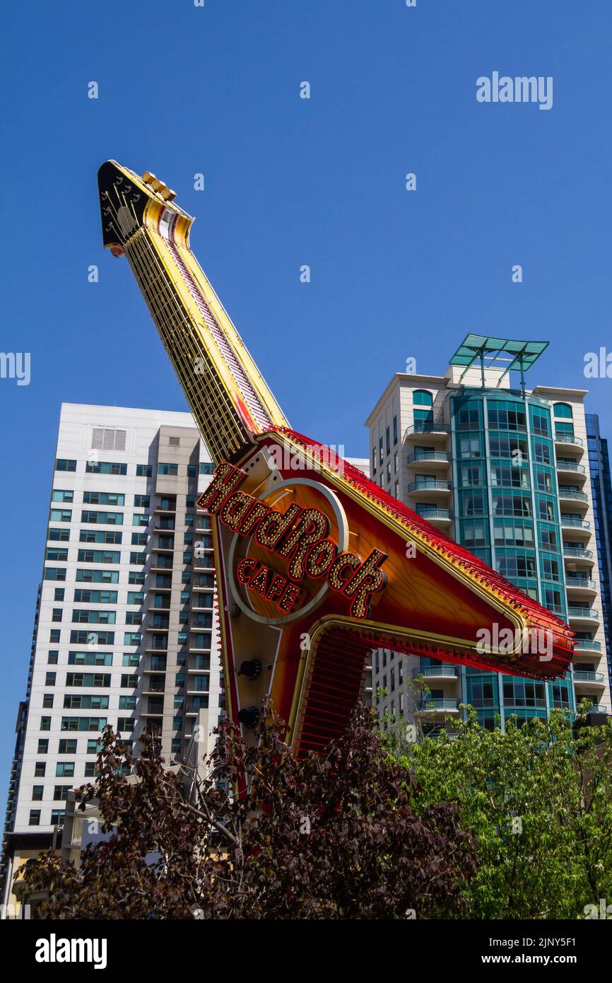 Chicago, il, USA Maggio 13 2022: Segno di chitarra all'Hard Rock Cafe Restaurant nel centro di Chicago River North. Si tratta di una famosa catena internazionale conosciuta ovunque Foto Stock