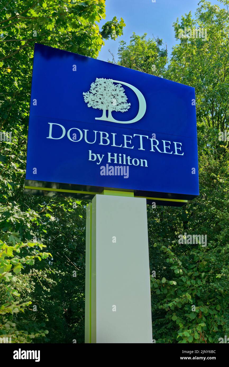 Double Tree vicino all'insegna Hilton. Foto Stock