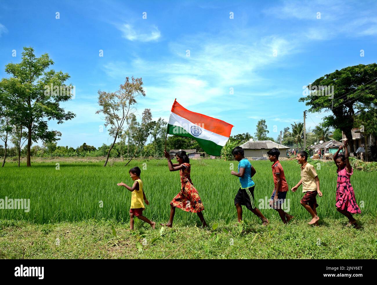 I bambini del villaggio rurale stanno celebrando la giornata di indipendenza a Sundarban, Bengala Occidentale in India. Foto Stock
