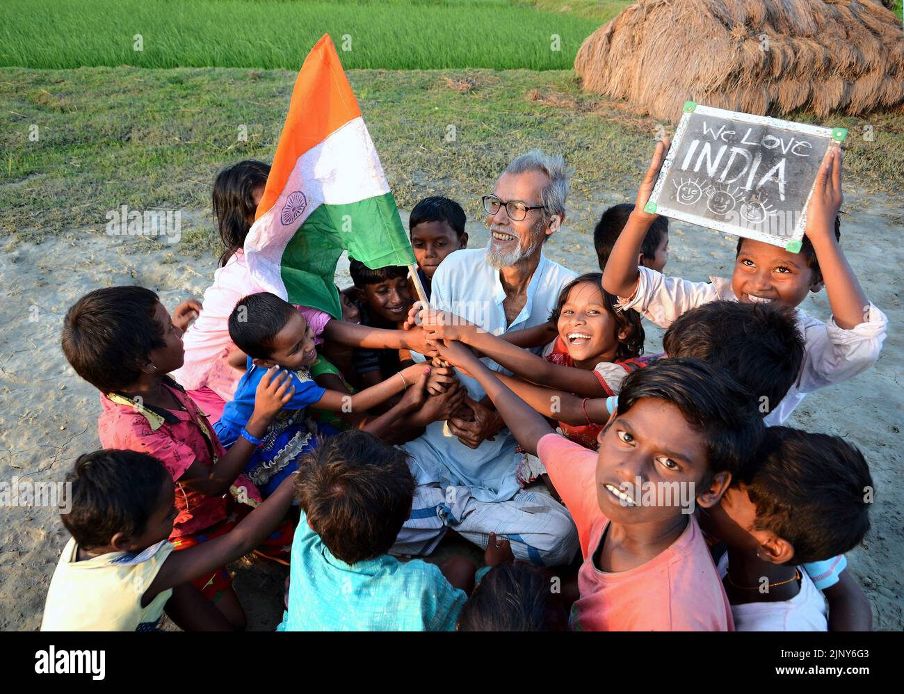 I bambini del villaggio rurale stanno celebrando la giornata di indipendenza a Sundarban, Bengala Occidentale in India. Foto Stock