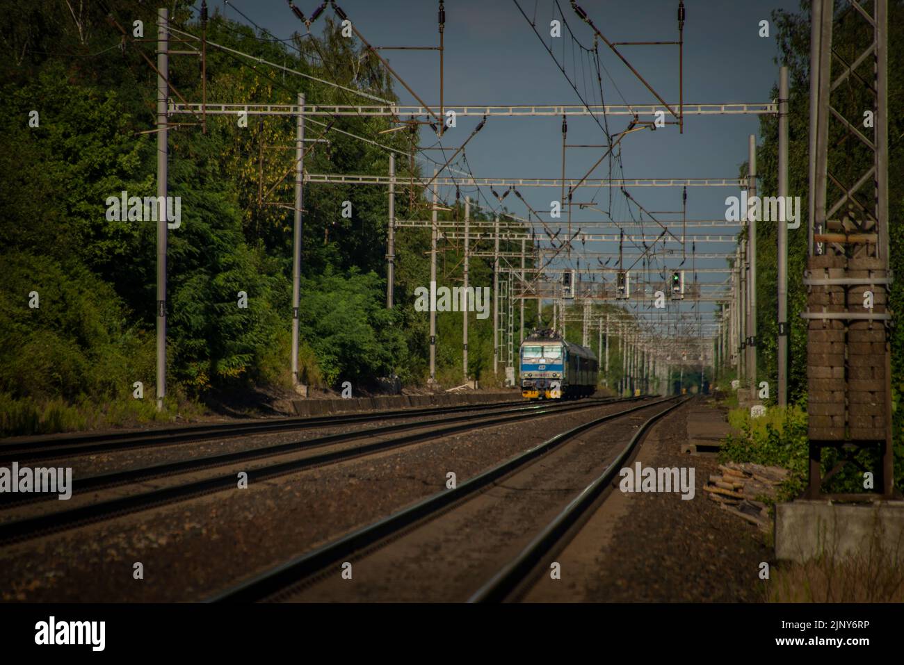 Treni sulla principale ferrovia ceca Praga Kolin in estate calda serata di sole Foto Stock