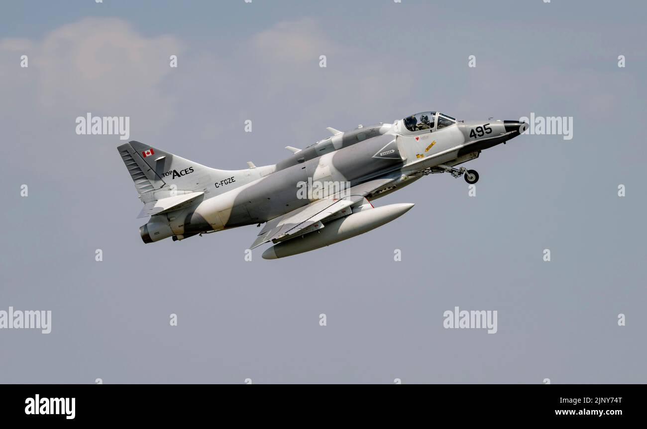 Douglas A-4N Skyhawk con partenza dal Royal International Air Tattoo Foto Stock