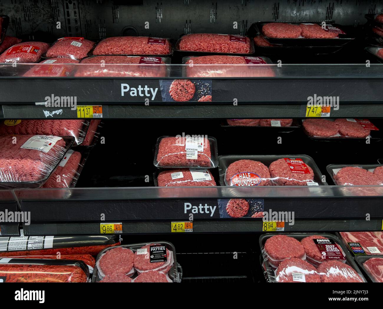 EMPORIA, KANSAS - 11 AGOSTO 2022 l'inflazione ha aumentato il prezzo di vari tagli di carne da 50 per cento o più quest'anno come si può vedere dai prezzi sul display della carne a Walmart oggi Foto Stock