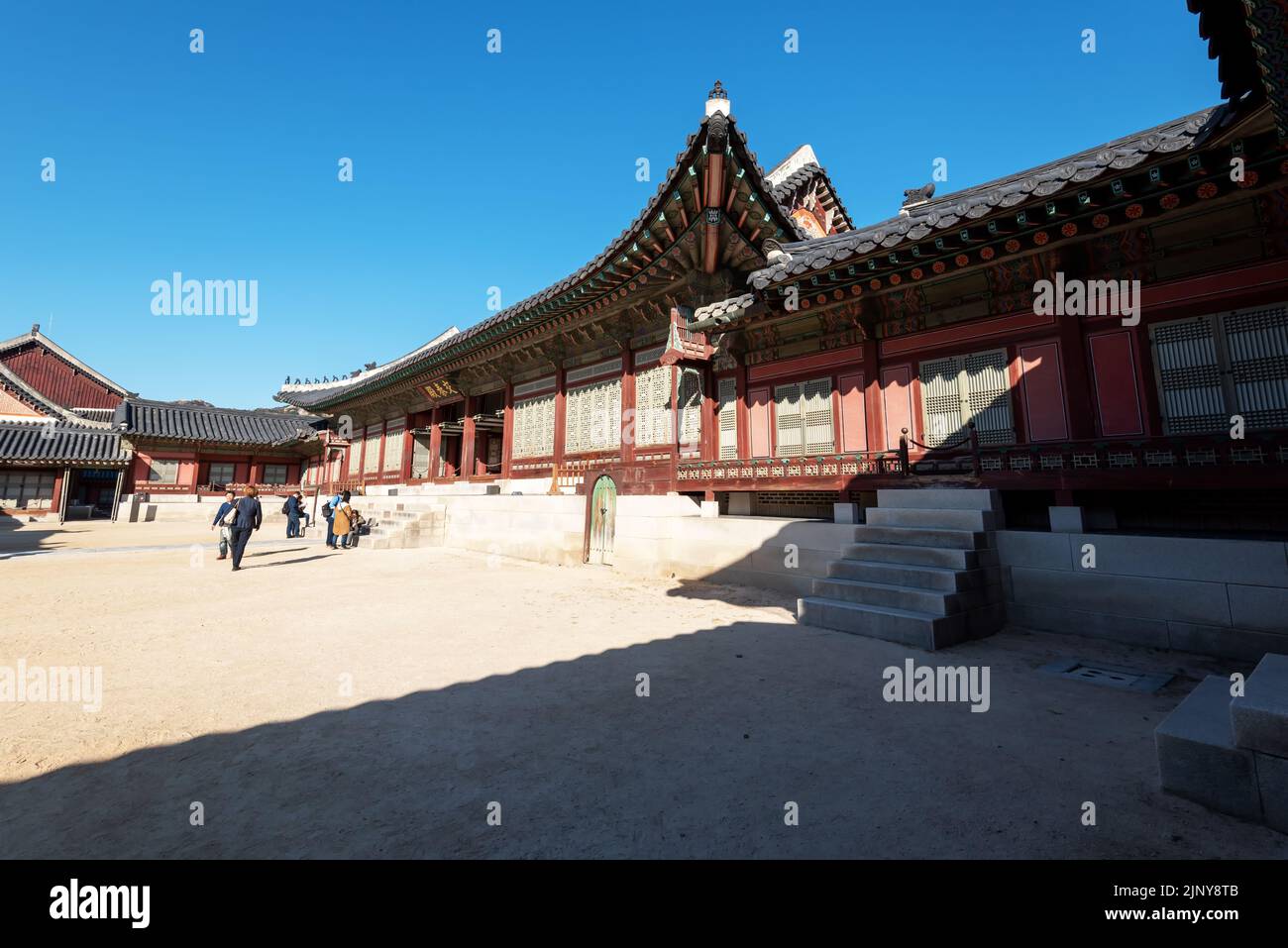 Seoul, Corea del Sud - 04 novembre 2019: Palazzo Gyeongbokgung, il principale palazzo reale della dinastia Joseon. E' una delle attrazioni turistiche di Seoul. Foto Stock