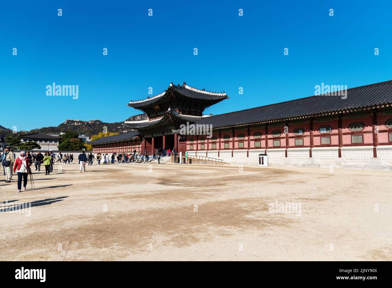 Seoul, Corea del Sud - 04 novembre 2019: Palazzo Gyeongbokgung, il principale palazzo reale della dinastia Joseon. E' una delle attrazioni turistiche di Seoul. Foto Stock