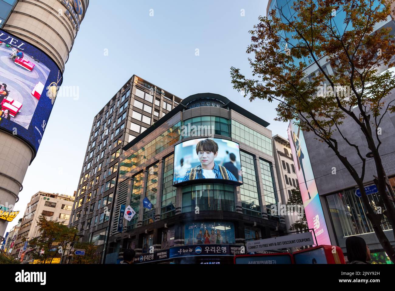 Seoul, Corea del Sud - 04 novembre 2019: Vista della strada dello shopping di Myeong-dong e luce al neon. Foto Stock