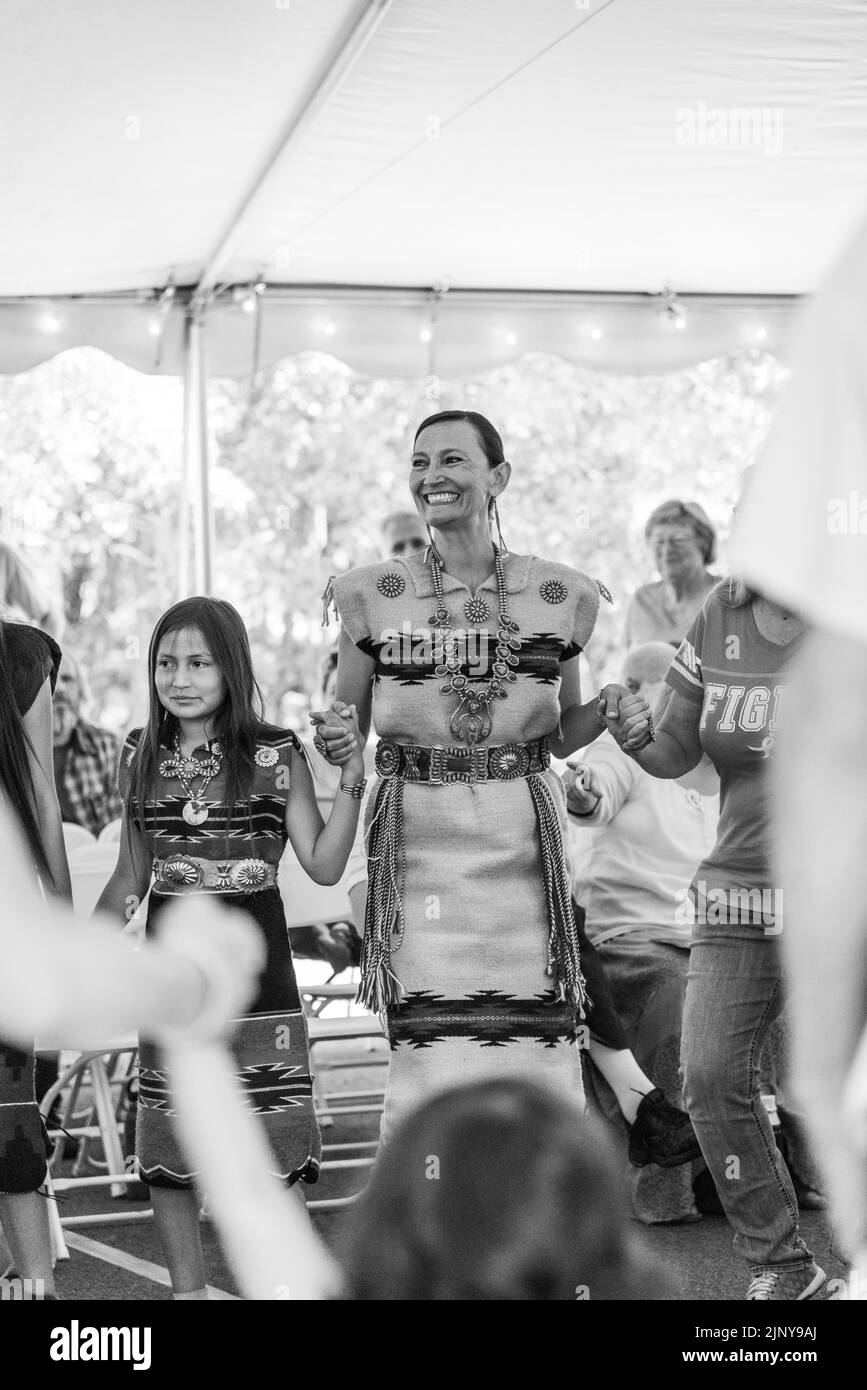 Jeneda Benally tiene le mani con la figlia e il pubblico al 70th° Festival annuale Navajo di Arte e Cultura a Flagstaff, Arizona, USA. Foto Stock