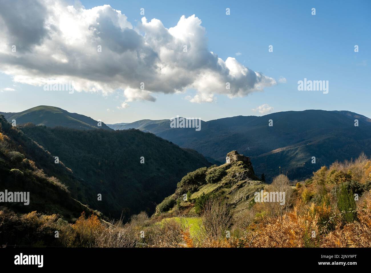 Rovine del castello medievale di Carbedo sulle montagne di Serra do Courel, Lugo, Spagna Foto Stock