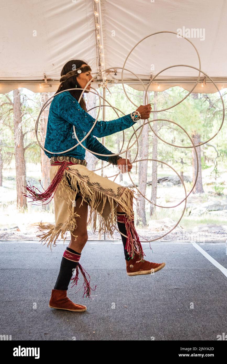 Clayson Benally ballerino di hoop al 70th° Festival annuale Navajo di Arte e Cultura a Flagstaff, Arizona, USA. Foto Stock