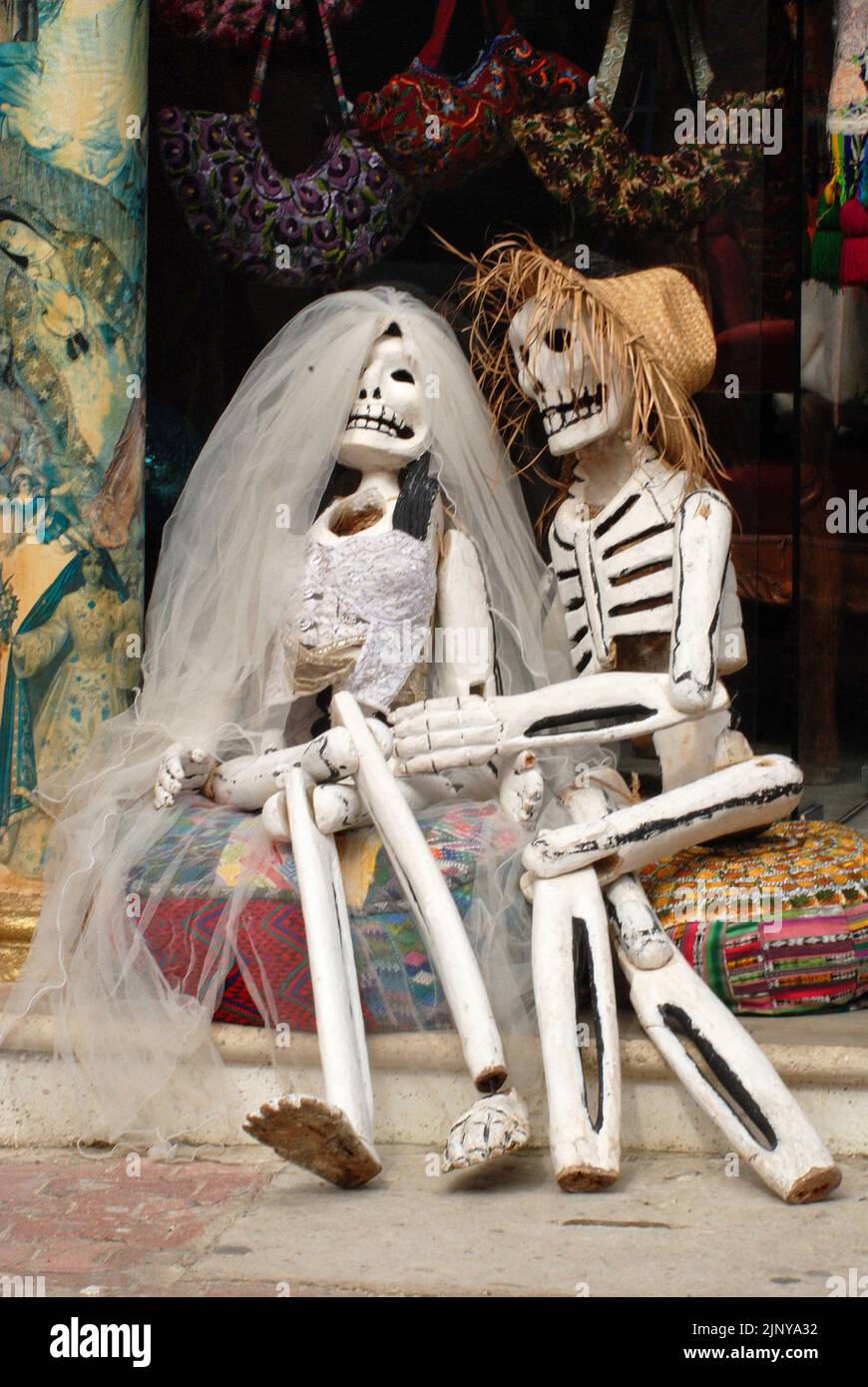 Un matrimonio scheletro messicano decorato per Halloween, la donna indossa un velo nuziale, e l'uomo un cappello di paglia. Foto Stock