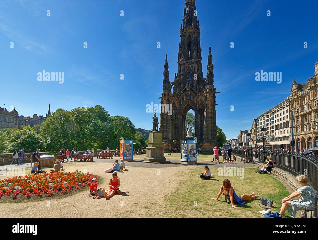 EDIMBURGO CITTÀ SCOZIA IL MONUMENTO SCOTT E I GIARDINI PRINCES STREET NON PIOVONO IN UNA GIORNATA CALDA D'ESTATE Foto Stock