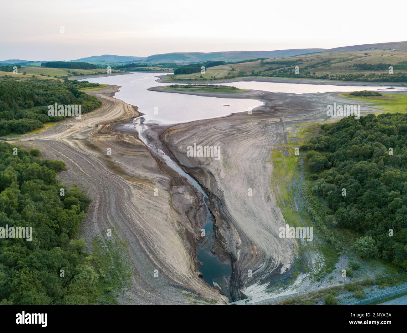 Le condizioni di siccità sono mostrate dai colpi del drone della riserva di stock Hodder Valley nella foresta di Bowland, Lancashire, Inghilterra. Agosto 2022 Foto Stock