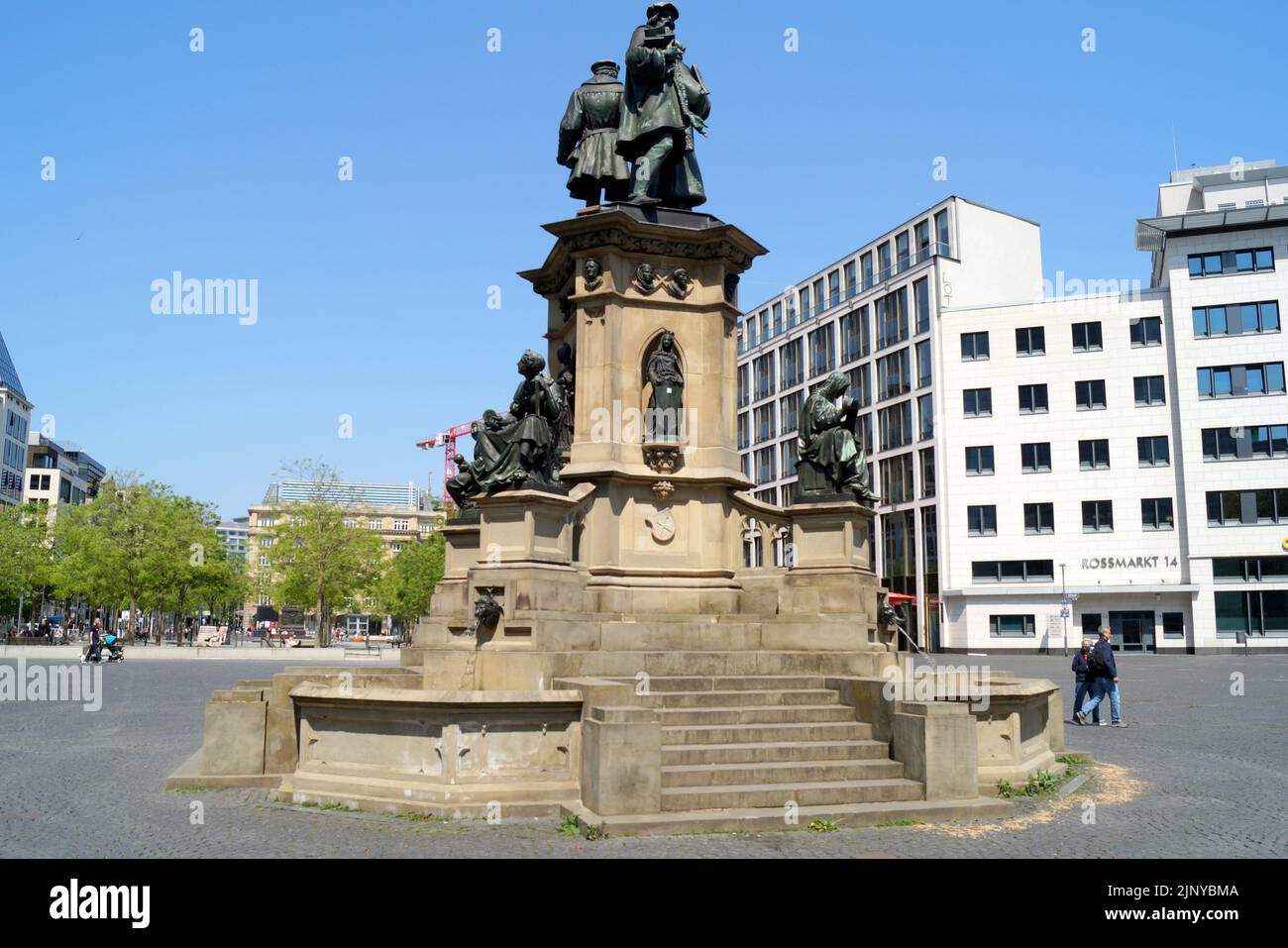 Johannes Gutenberg Monument, inaugurato nel 1858, sul Rossmarkt, opera scultorea di Eduard Schmidt von der Launitz, Francoforte, Germania Foto Stock