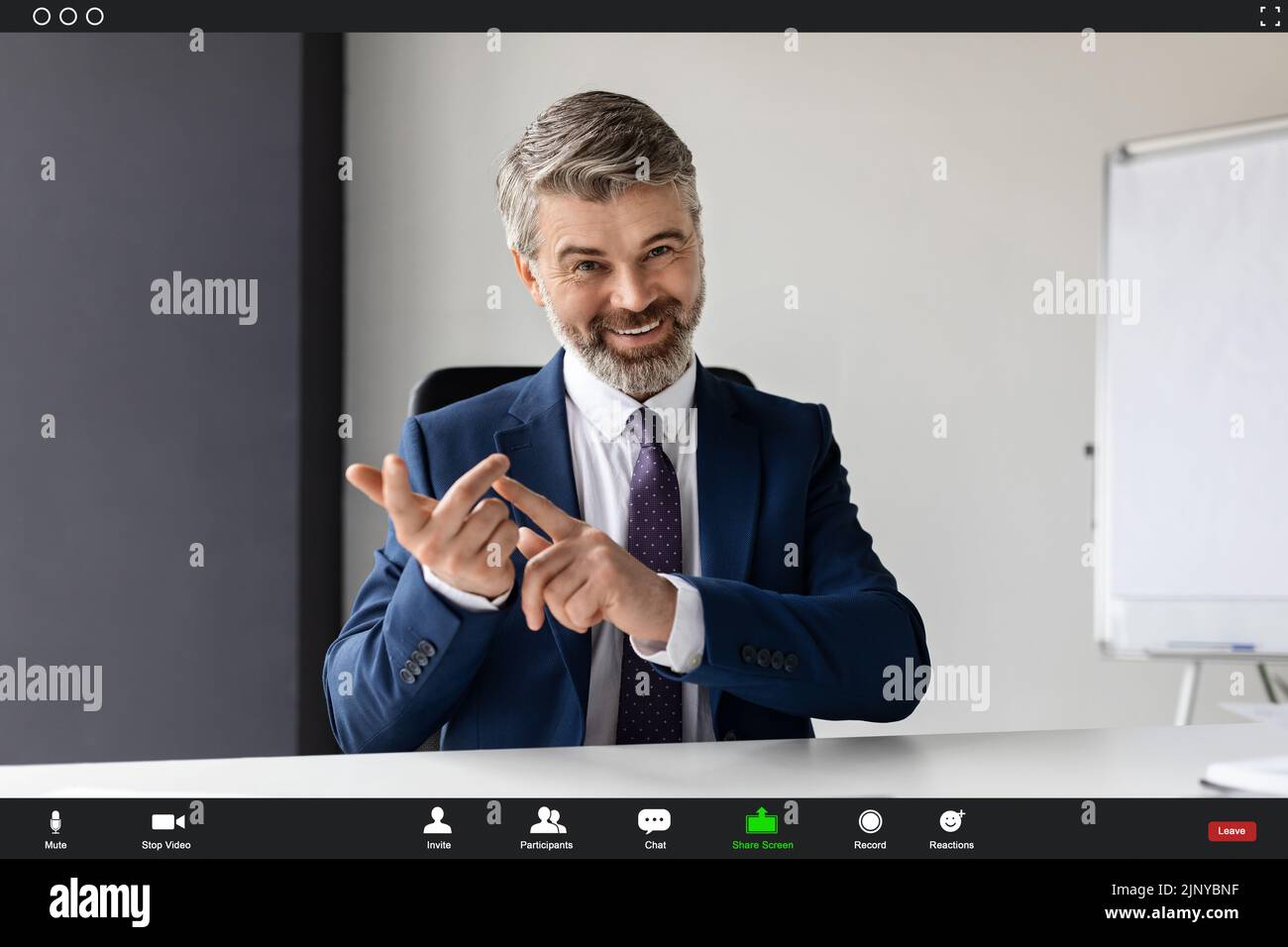 Consulenza online. POV Screenshot di un bell'uomo d'affari di mezza età che effettua la videochiamata Foto Stock