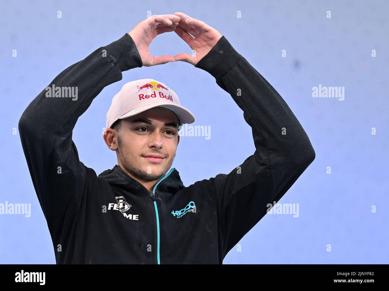 Monaco, Germania. 14th ago, 2022. Campionati europei, Campionato europeo, Climbing, Lead, uomini, Finale, King Square. Lo scalatore spagnolo Alberto Gines Lopez si rallegra della medaglia di bronzo. Credit: Angelika Warmuth/dpa/Alamy Live News Foto Stock