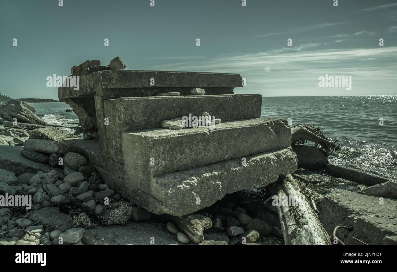 Strane scale in cemento sulla spiaggia. Foto Stock