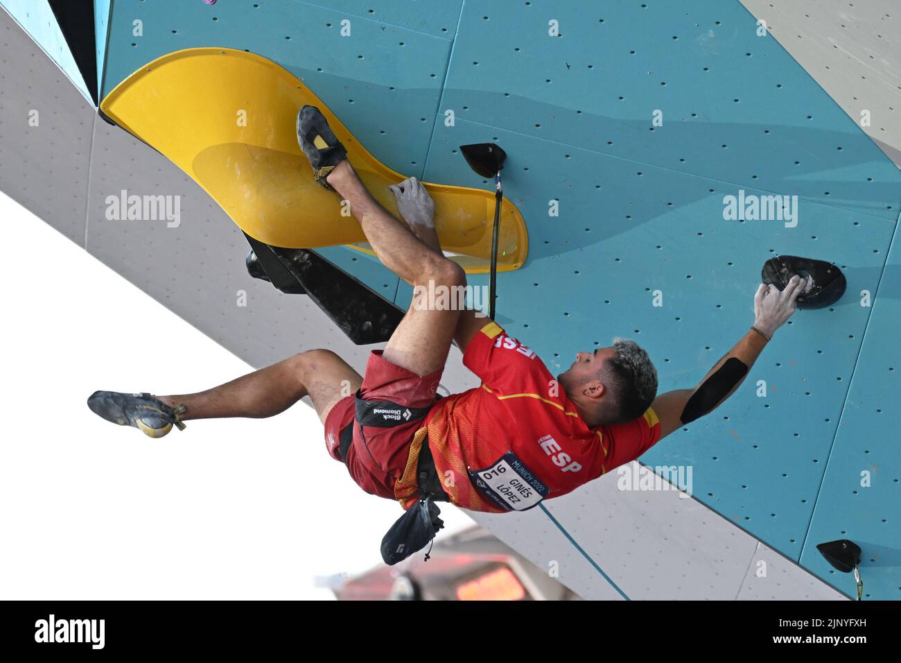 Monaco, Germania. 14th ago, 2022. Campionati europei, Campionato europeo, Climbing, Lead, uomini, Finale, posto Re. Alberto Gines Lopez di Spagna sale alla medaglia di bronzo. Credit: Angelika Warmuth/dpa/Alamy Live News Foto Stock