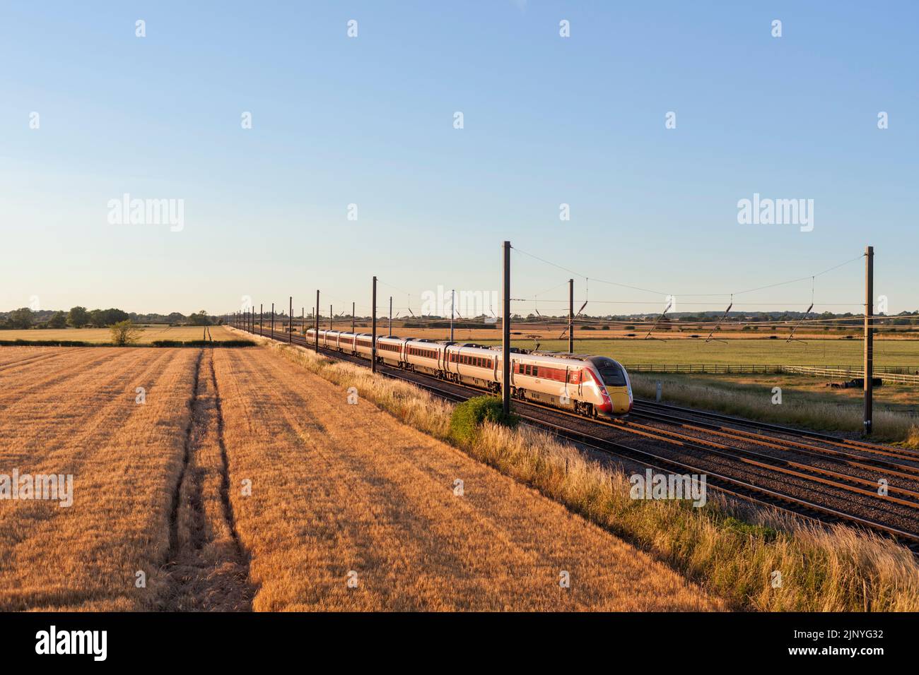 LNER Azuma treno sul tratto a quattro binari della costa orientale, vicino Thirsk Foto Stock