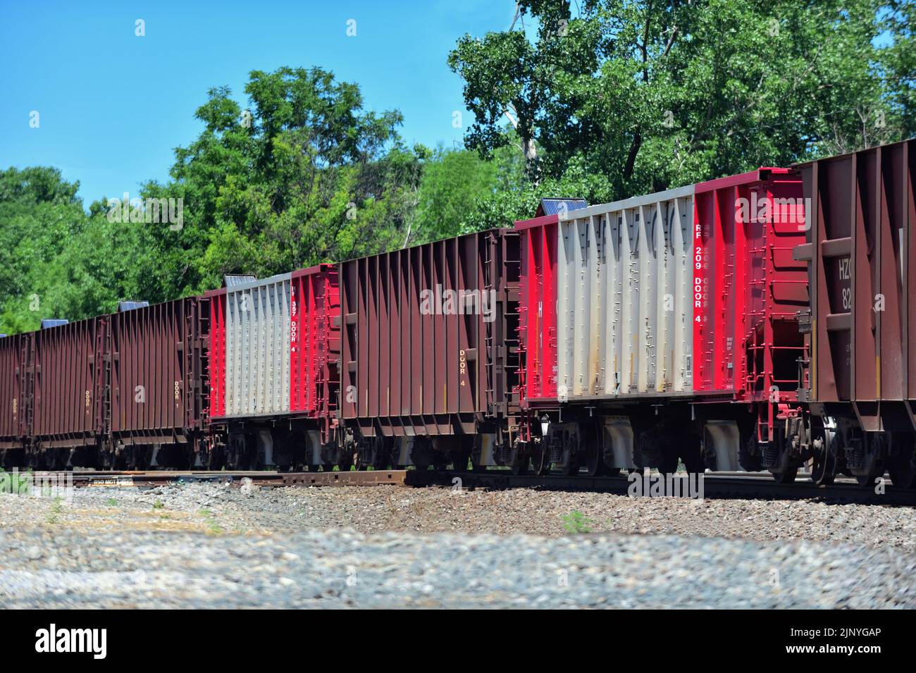Bartlett, Illinois, Stati Uniti. Un treno merci della National Railway canadese composto da auto a tramoggia vuota che passano attraverso l'Illinois nordorientale. Foto Stock