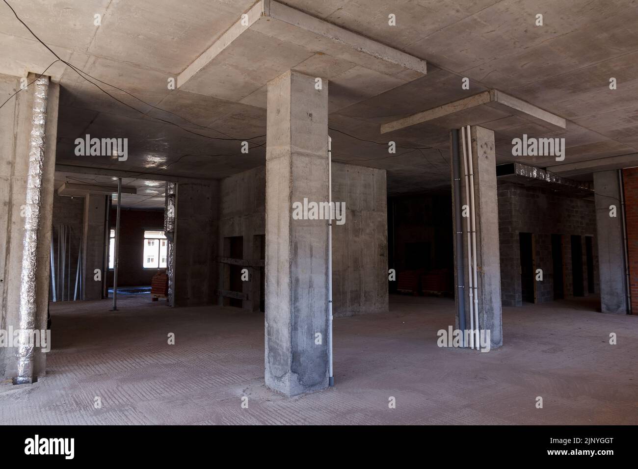 All'interno dell'edificio in costruzione. Pareti in cemento della nuova casa Foto Stock