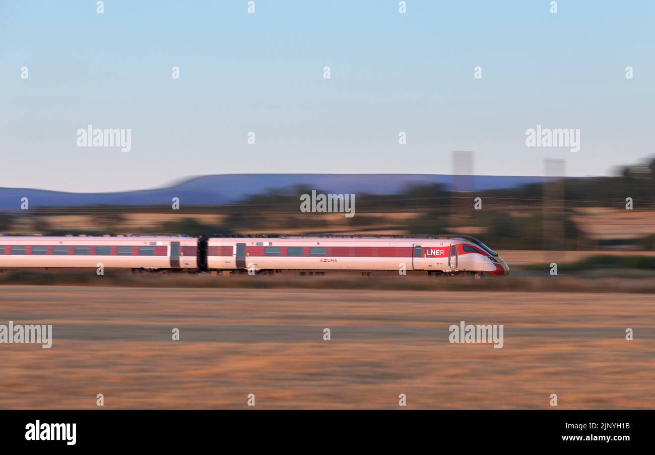 IL treno LNER Hitachi IEP Azuma ha fatto un'andatura veloce lungo la linea principale della costa orientale Foto Stock