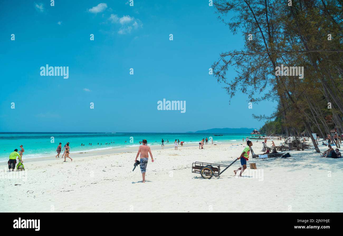 Bamboo Island, Krabi, Thailandia. 28 marzo 2016. Turisti sulla sabbia alla bella spiaggia di bambù vicino alle isole Phi Phi a Krabi, Thailandia Foto Stock