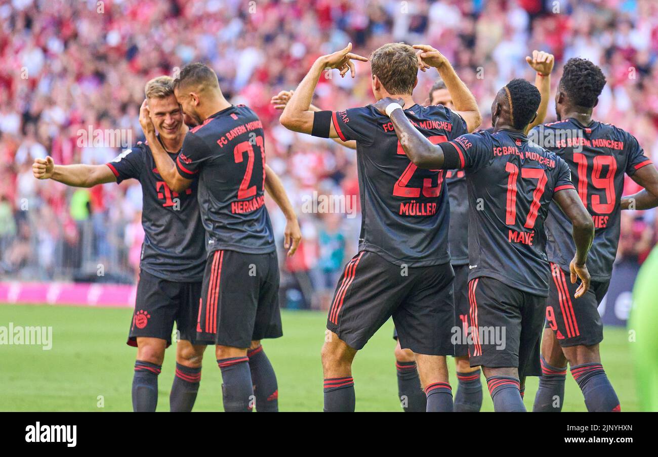 Monaco, Germania. 14th agosto, 2022. Monaco, Germania. 14th agosto, 2022. Joshua KIMMICH, FCB 6 spara Thomas MUELLER, Müller, FCB 25 celebra il suo obiettivo, felice, ridere, celebrazione, punteggi, Shoots Goal , Tor, Treffer, Torschuss, 2-0, Nella partita FC BAYERN München - VFL WOLFSBURG 1.German Football League il 14 agosto 2022 a Monaco di Baviera, Germania. Stagione 2022/2023, giorno 2, 1.Bundesliga, FCB, München, 2.Spieltag © Peter Schatz / Alamy Live News - LE NORMATIVE DFL VIETANO QUALSIASI USO DELLE FOTOGRAFIE come SEQUENZE DI IMMAGINI e/o QUASI-VIDEO - Credit: Peter Schatz/Alamy Live News Foto Stock