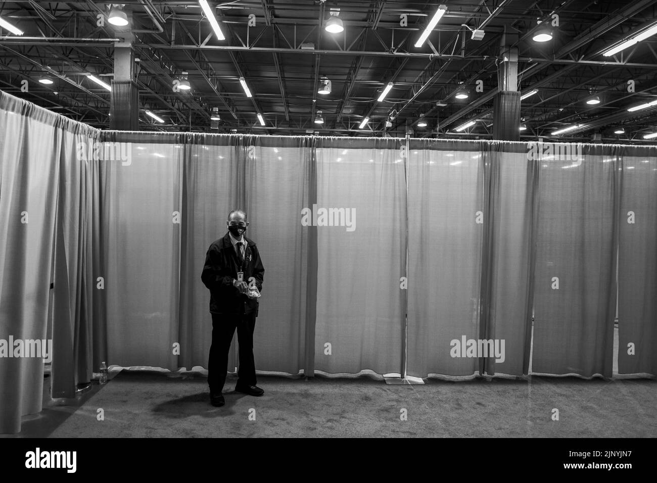 Dallas, Texas, Stati Uniti. 14th ago, 2022. La sicurezza si trova all'ingresso del pubblico generale, 08/06/2022, il 2022 CPAC Texas, la Conferenza di azione politica conservativa, ospitata all'Hilton Anatole di Dallas, Texas. (Credit Image: © Chris Rusanowsky/ZUMA Press Wire) Foto Stock