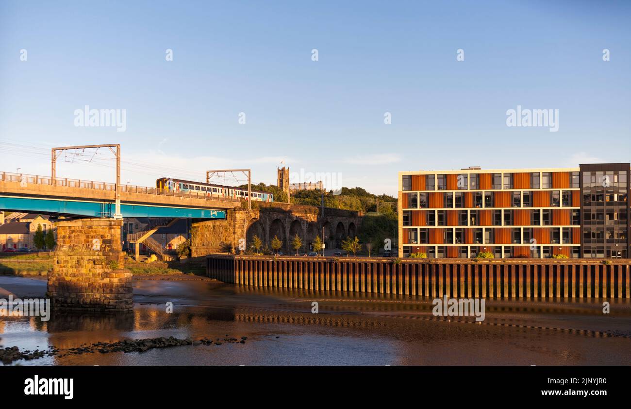 Treno di corsa di classe 156 della ferrovia settentrionale che attraversa Carlisle Bridge (Lancaster, fiume Lune) con un treno per Morecambe Foto Stock