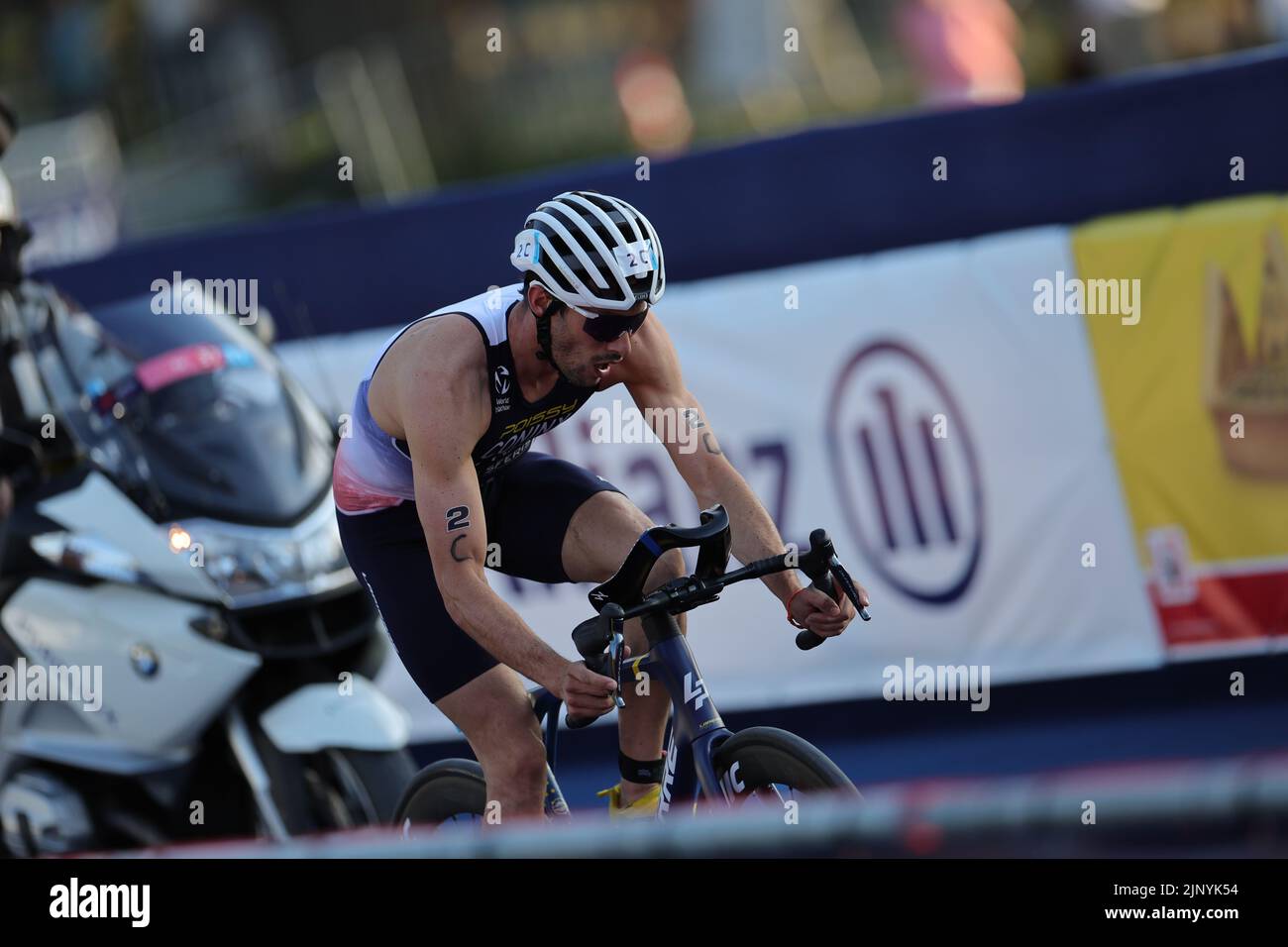 Monaco, Germania. 14th ago, 2022. Campionati europei, Triathlon, Relay, misto, nel Parco Olimpico. Dorian Coninx dalla Francia in bicicletta. Credit: Jean-Marc Wiesner/dpa/Alamy Live News Foto Stock