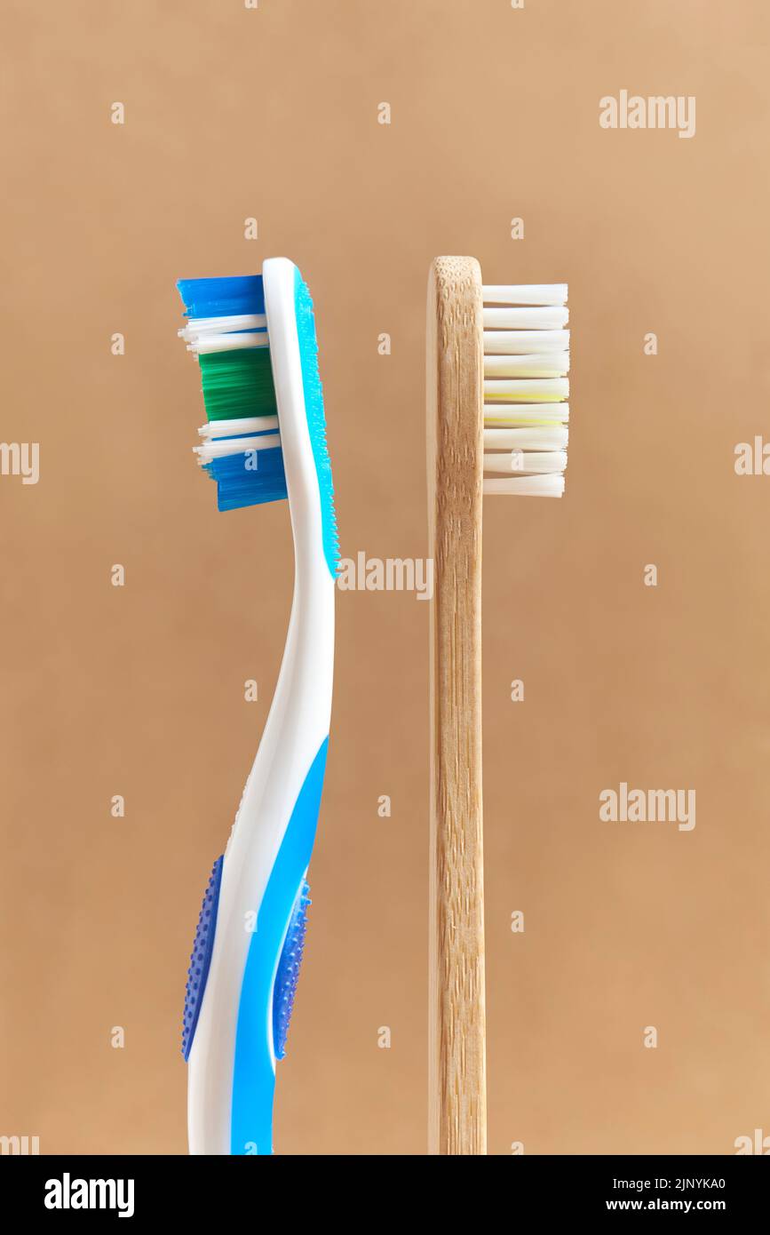 Un paio di spazzolini da denti, uno in plastica e uno ecologico in bambù. Concetti: Stile di vita sostenibile, scelta di compostabile biodegradabile e ambientamenta Foto Stock