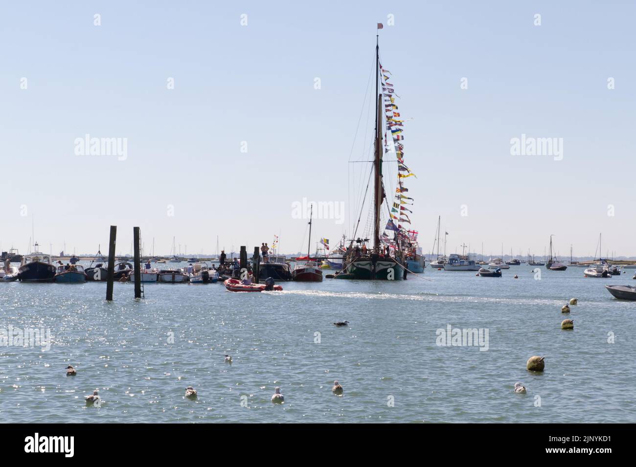 Regata di Mersea Occidentale sull'Isola di Mersea in Essex. La regata è stata gestita quasi continuamente dal 1838 ed è organizzata da volontari. Chiatta del Tamigi. Foto Stock