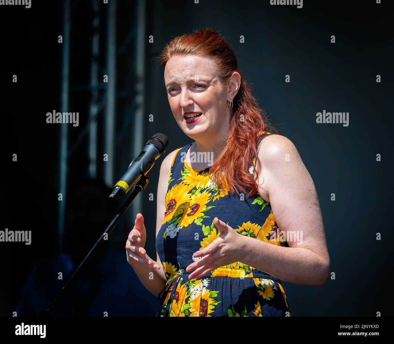 Domenica 14 agosto 2022 - Palmyra Square, Warrington, Cheshire, Inghilterra, Regno Unito - dopo un'attesa di due anni a causa della pandemia COVID e sotto un sole ardente, la Warrington Ethnic Communities Association (WECA) ha tenuto il festival ANNUALE DELLA MELA che costruisce con successo la coesione della comunità e sostiene l'integrazione. L'evento è iniziato al Municipio di Warrington con una passeggiata attraverso la città di Palmyra Square.Charlotte Nichols, membro del Parlamento per Warrington North e ex ministro ombra per le donne e le uguaglianze, ha parlato con la gente prima dell'intrattenimento. Credit: John Hopkins/Alamy Live News Foto Stock