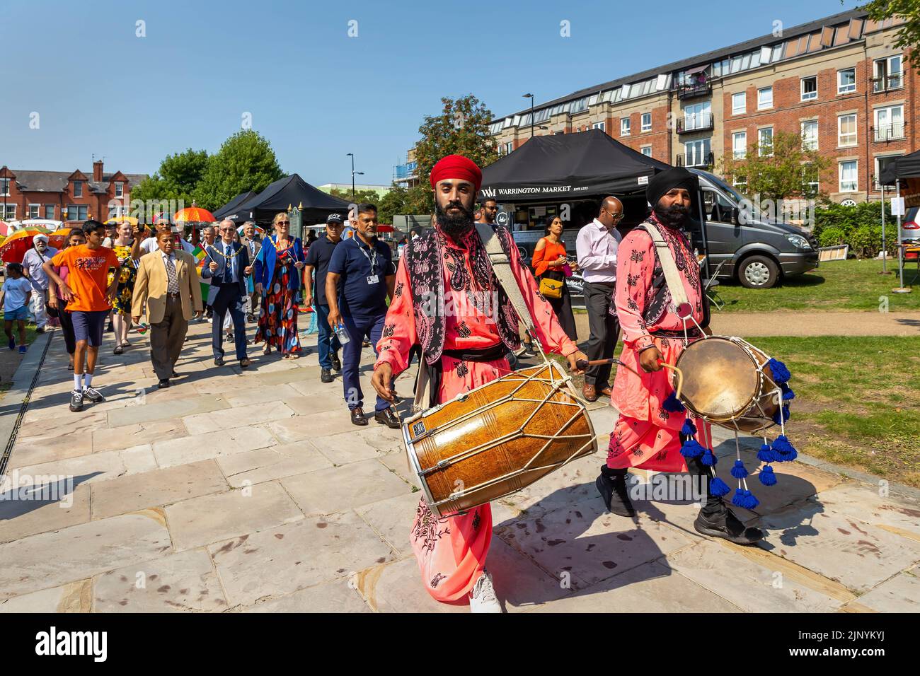 Domenica 14 agosto 2022 - Palmyra Square, Warrington, Cheshire, Inghilterra, Regno Unito - dopo un'attesa di due anni a causa della pandemia COVID e sotto un sole ardente, la Warrington Ethnic Communities Association (WECA) ha tenuto il festival ANNUALE DELLA MELA che costruisce con successo la coesione della comunità e sostiene l'integrazione. L'evento è iniziato al Municipio di Warrington con una passeggiata attraverso la città fino a Palmyra Square. Il sindaco era presente Credit: John Hopkins/Alamy Live News Foto Stock