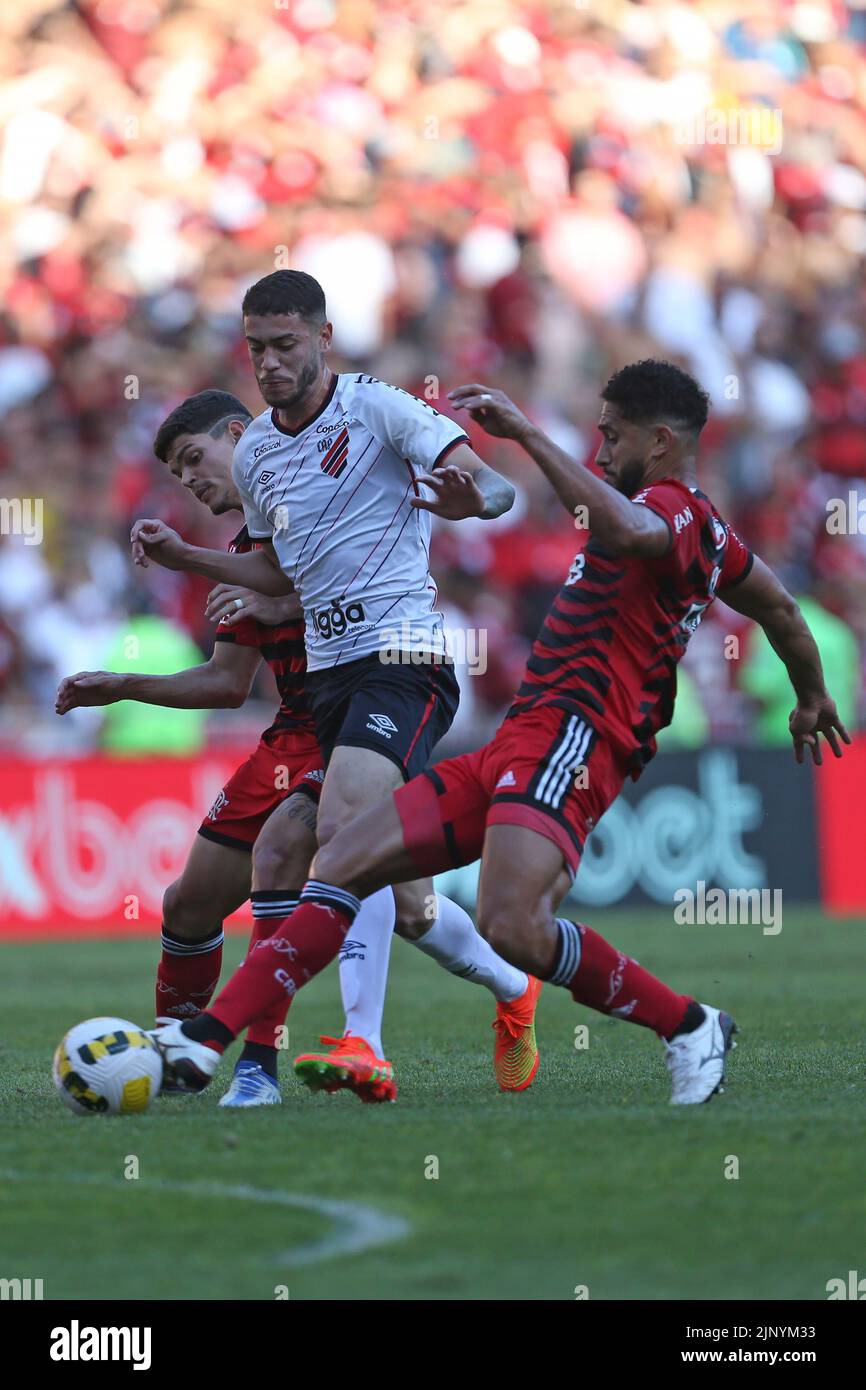 Rio de Janeiro, Brasile. 14th ago, 2022. Ayrton Lucas, Pablo Castro do Flamengo contesta l'offerta con Romulo do Athletico, durante la partita tra Flamengo e Athletico, per il 22nd° round del Campeonato Brasileiro Serie A 2022, a Estadio do Maracana, questa domenica 14. 30761 (Daniel Castelo Branco/SPP) Credit: SPP Sport Press Photo. /Alamy Live News Foto Stock