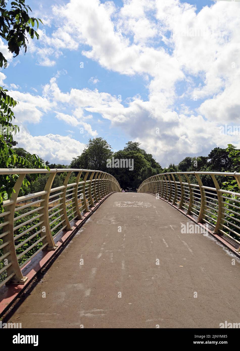 Il Millennium passerella sul fiume Taff. Parco del castello/Bute Park, centro di Cardiff. Estate 2022. |Agosto Foto Stock