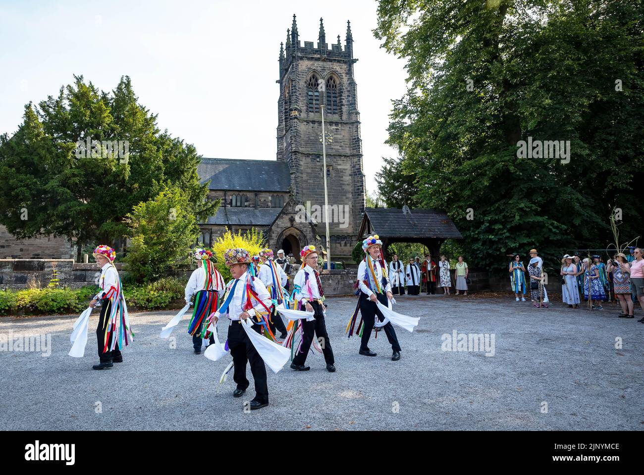 Lymm, Warrington, Cheshire, Inghilterra, Regno Unito. 14th ago, 2022. L'antica tradizione di Rushbearing è stata rivivuta con una processione dal centro del villaggio, riunirsi vicino alla diga inferiore circa 4 pm, e poi elaborare il Dingle dopo la città Crier Peter Powell. Il festival si è concluso con l'intrattenimento dei ballerini Morris prima di un servizio all'interno della chiesa di St Mary Credit: John Hopkins/Alamy Live News Foto Stock