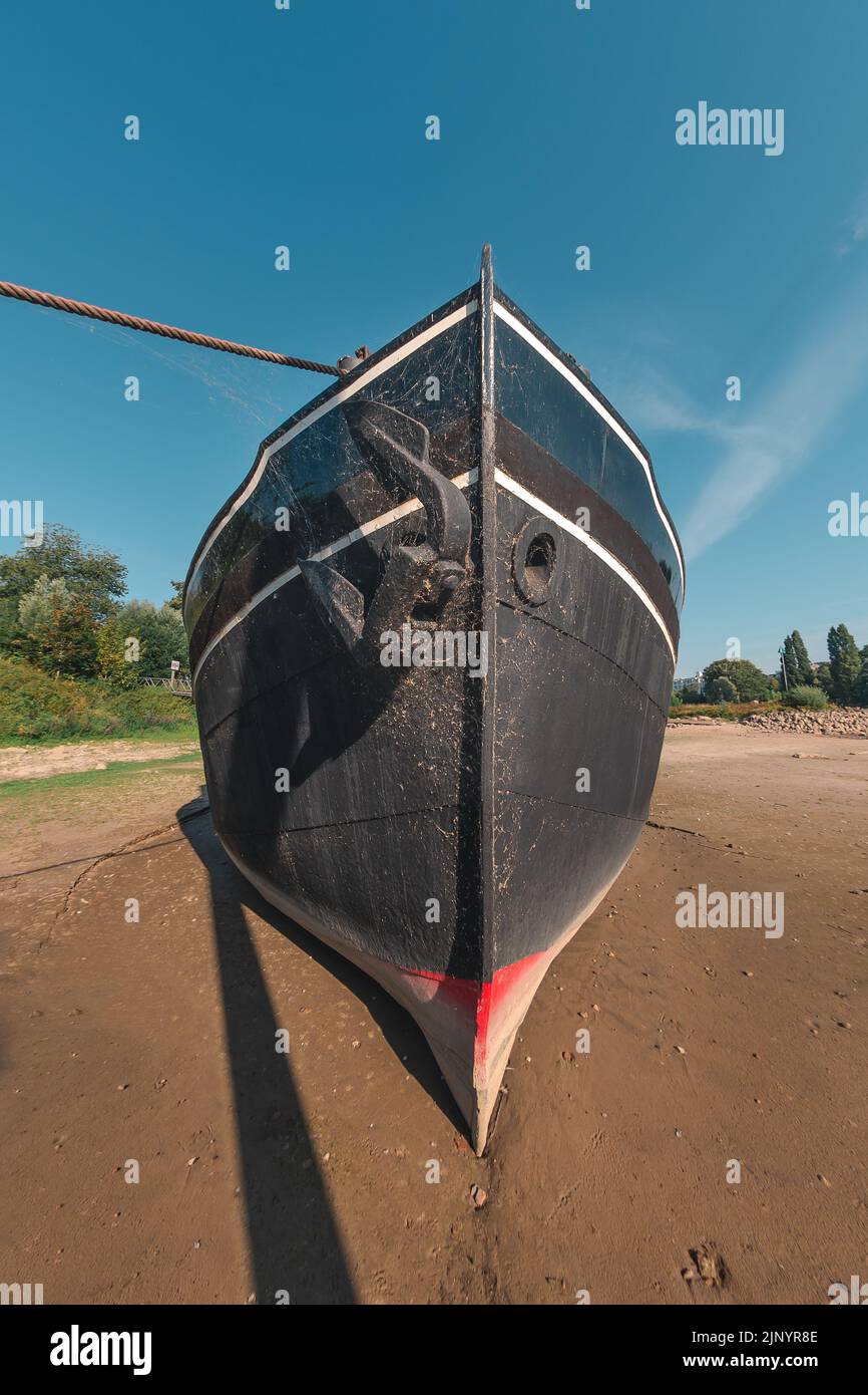 Le barche si asciugano sulla sabbia a causa del tempo secco nei Paesi Bassi (fiume Nederijn) Foto Stock