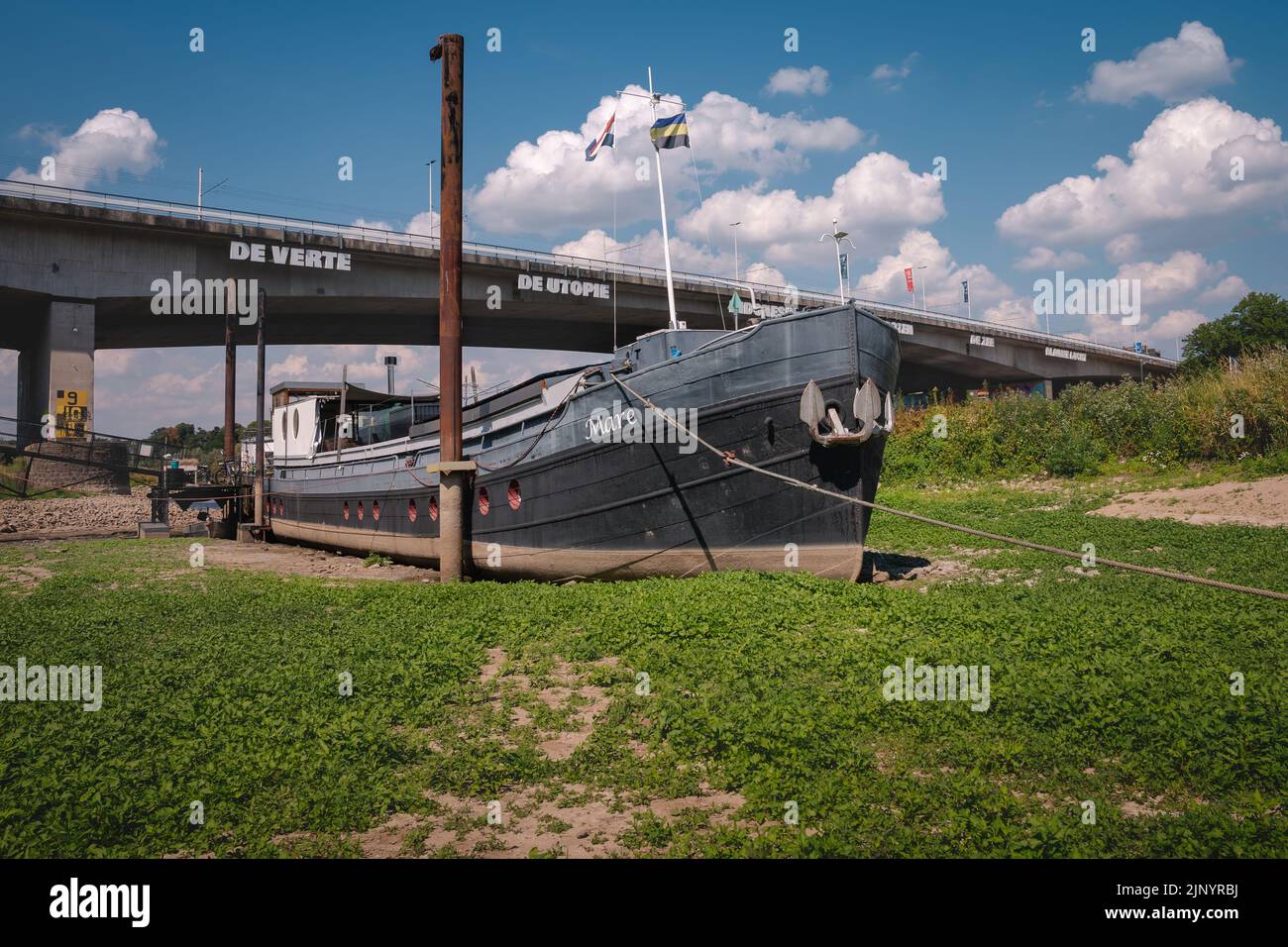 Le barche si asciugano sulla sabbia a causa del tempo secco nei Paesi Bassi (fiume Nederijn) Foto Stock