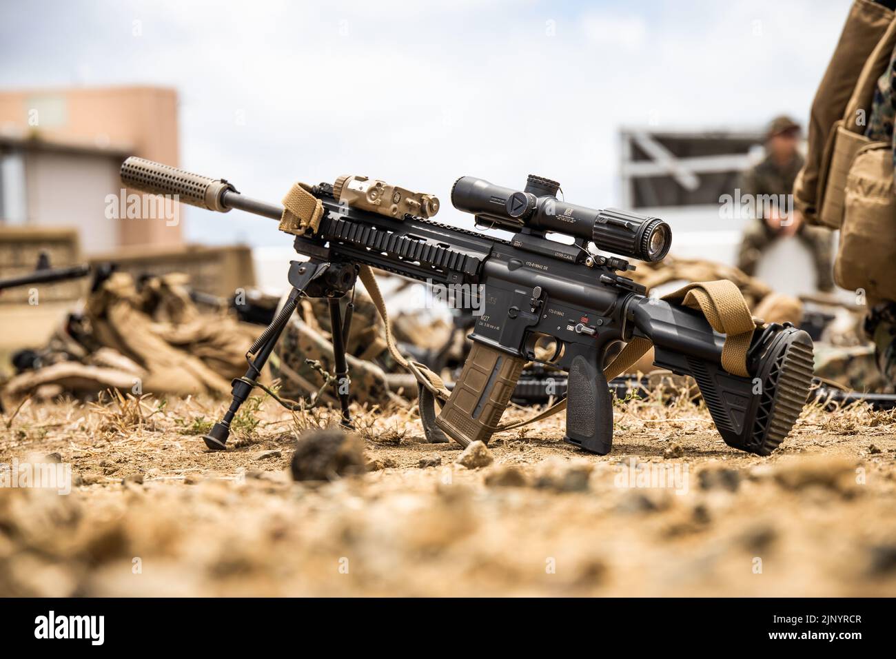 Un fucile da M27 mm collegato a 3D Littoral Combat Team, 3rd Marine Littoral Regiment, viene collocato sul terreno davanti a una dimostrazione congiunta della Task Force Air-Ground come parte del 2022 Kaneohe Bay Air Show, Marine Corps Air Station Kaneohe Bay, Marine Corps base Hawaii, 13 agosto 2022. Lo spettacolo aereo ha offerto l'opportunità di mostrare alla comunità locale gli aerei, le attrezzature e le capacità delle forze armate. Il Kaneohe Bay Air Show, che conteneva spettacoli aerei, esposizioni statiche, dimostrazioni e venditori, è stato progettato per celebrare il rapporto di lunga data tra MCBH e la comunità locale Foto Stock