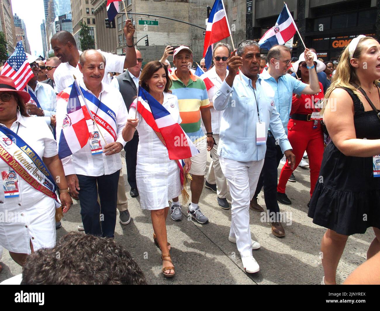 14 agosto 2022, New York, New York, USA: Agosto, 14, 2022 NEW YORK .Dominican Day Parade è tornata dopo due anni di assenze dovute a Covid. Politici, ballerini, galleggianti e gruppi assortiti marciarono sulla Avenue of the Americas a Manhattan.Celebring Dominican PRIDE..Congressman Lee Zeldin (R) in esecuzione per il governatore di NY (immagine di credito: © Bruce Coller/ZUMA Press Wire) Foto Stock