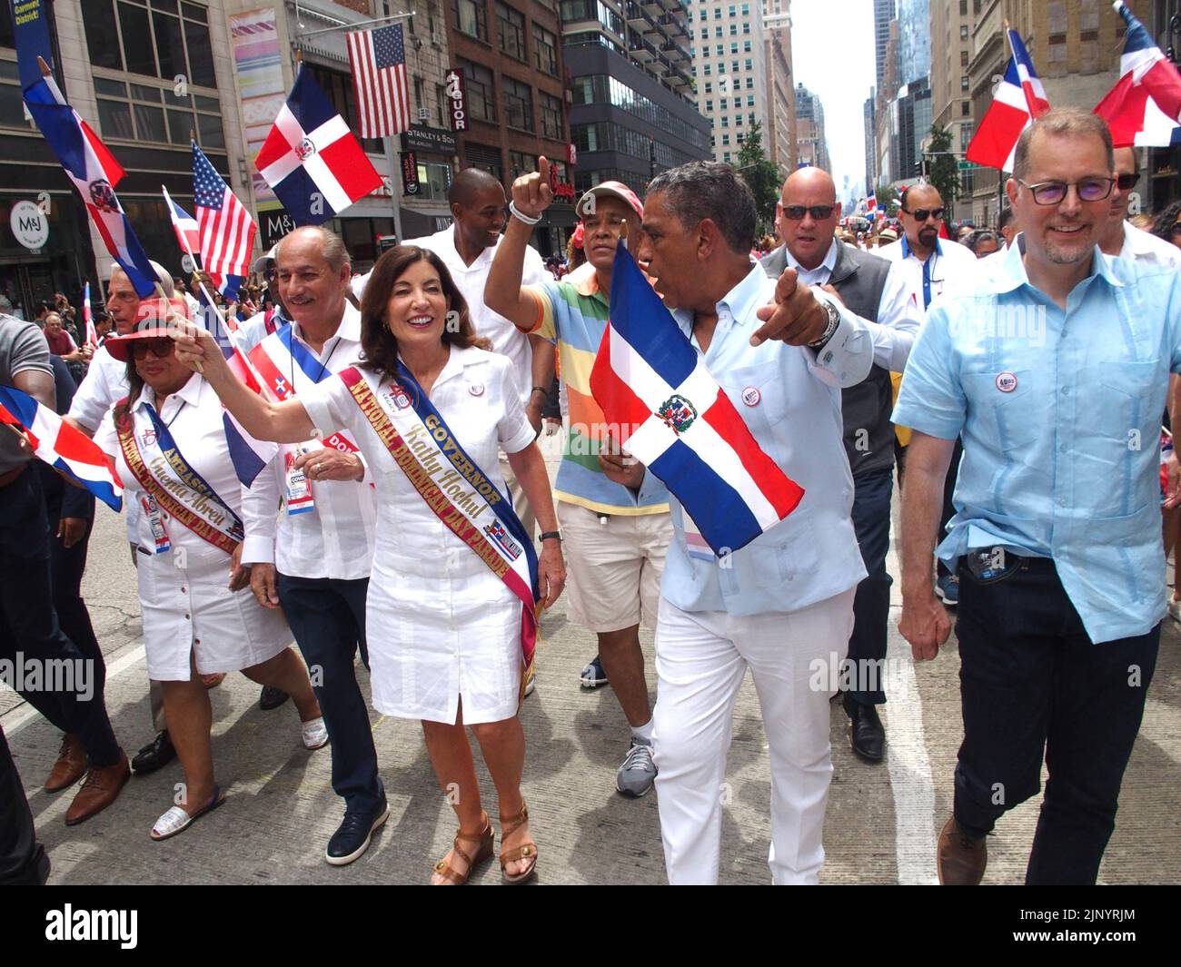 14 agosto 2022, New York, New York, USA: Agosto, 14, 2022 NEW YORK .Dominican Day Parade è tornata dopo due anni di assenze dovute a Covid. Politici, ballerini, galleggianti e gruppi assortiti marciarono sulla Avenue of the Americas a Manhattan.Celebring Dominican PRIDE..Congressman Lee Zeldin (R) in esecuzione per il governatore di NY (immagine di credito: © Bruce Coller/ZUMA Press Wire) Foto Stock