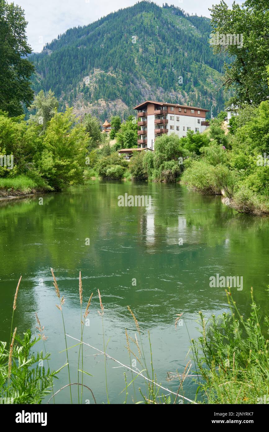 Hotel a Leavenworth, Washington, vicino al fiume Wenatchee e a una montagna. Foto Stock