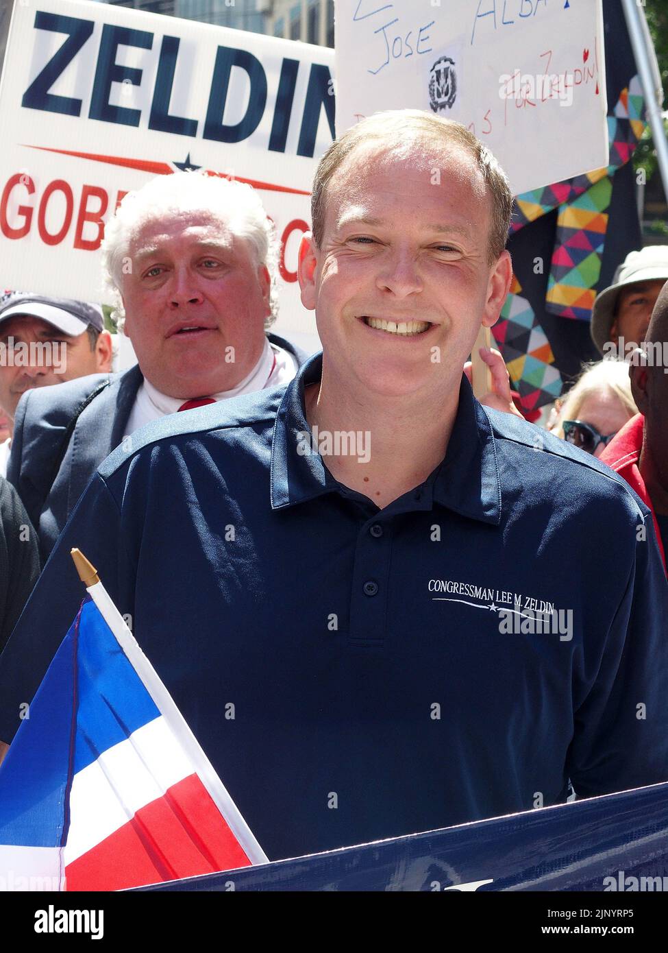14 agosto 2022, New York, New York, USA: Agosto, 14, 2022 NEW YORK .Dominican Day Parade è tornata dopo due anni di assenze dovute a Covid. Politici, ballerini, galleggianti e gruppi assortiti marciarono sulla Avenue of the Americas a Manhattan.Celebring Dominican PRIDE..Congressman Lee Zeldin (R) in esecuzione per il governatore di NY (immagine di credito: © Bruce Coller/ZUMA Press Wire) Foto Stock