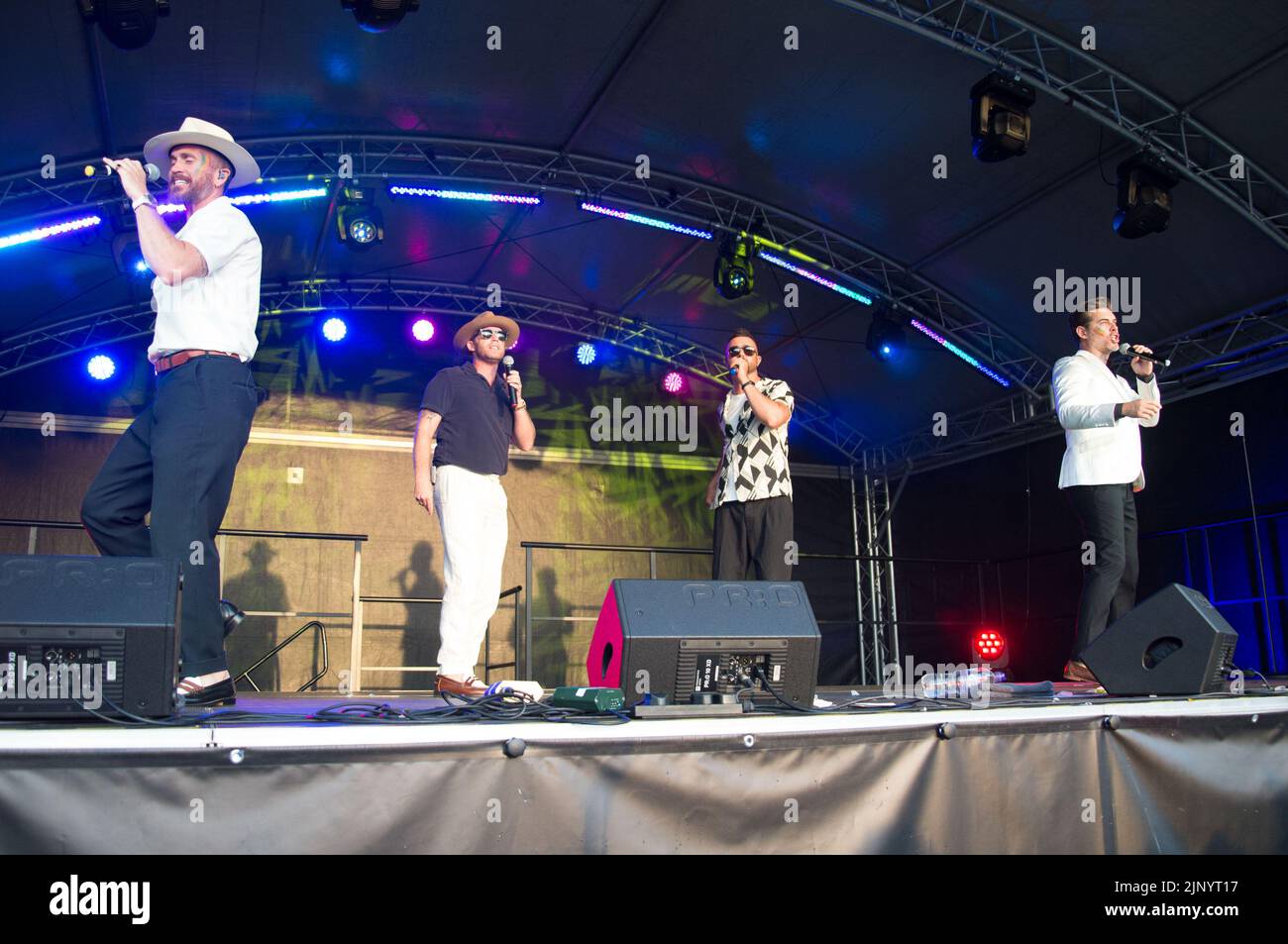 Chester, Regno Unito. 13th ago, 2022. Gli overtones, Artisti esibiscono per Chester Pride 10th Anniversary (Terry Scott/SPP) Credit: SPP Sport Press Photo. /Alamy Live News Foto Stock