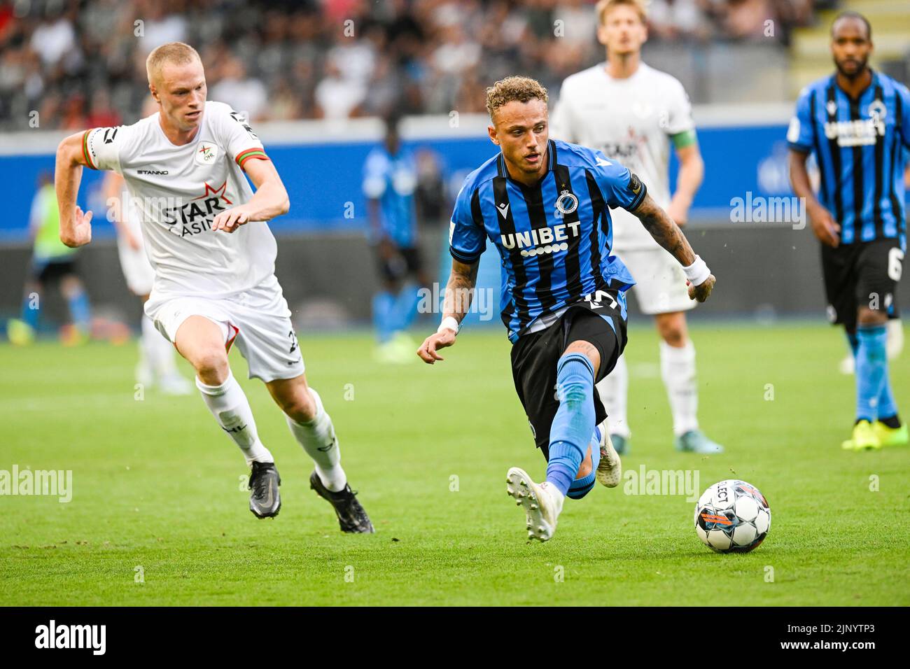 Louis Patris di Ohl e Noa Lang del Club hanno mostrato in azione durante una partita di calcio tra Ohl Oud-Heverlee Leuven e il Club Brugge, domenica 14 agosto 2022 a Heverlee, il 4° giorno della prima divisione del campionato belga della 'Jupiler Pro League' del 2022-2023. BELGA FOTO TOM GOYVAERTS Foto Stock