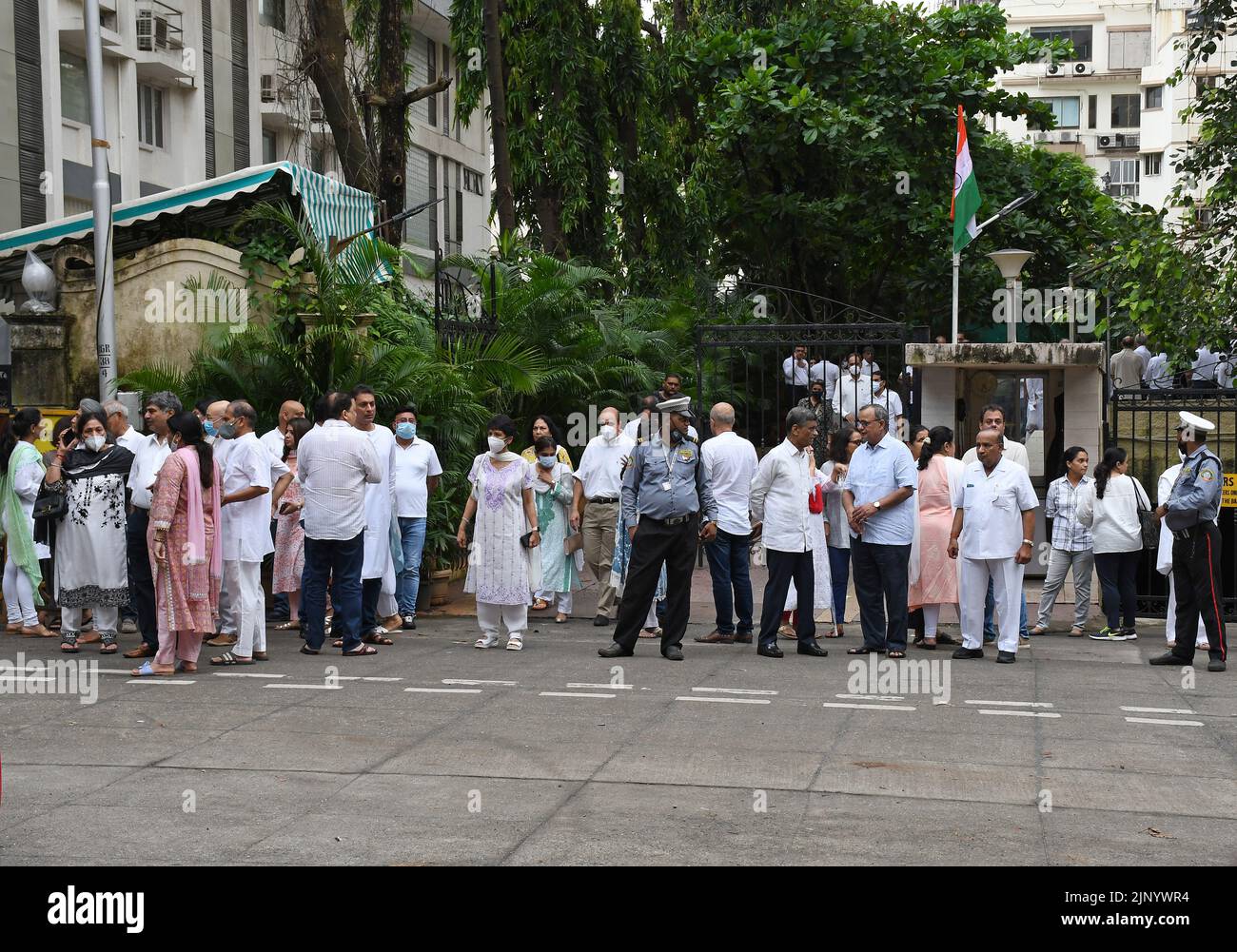 Mumbai, India. 14th ago, 2022. Si vedono persone che si trovano fuori dall'edificio del miliardario indiano Rakesh Jhunjhunwala a Mumbai. (Foto di Ashish Vaishnav/SOPA Images/Sipa USA) Credit: Sipa USA/Alamy Live News Foto Stock