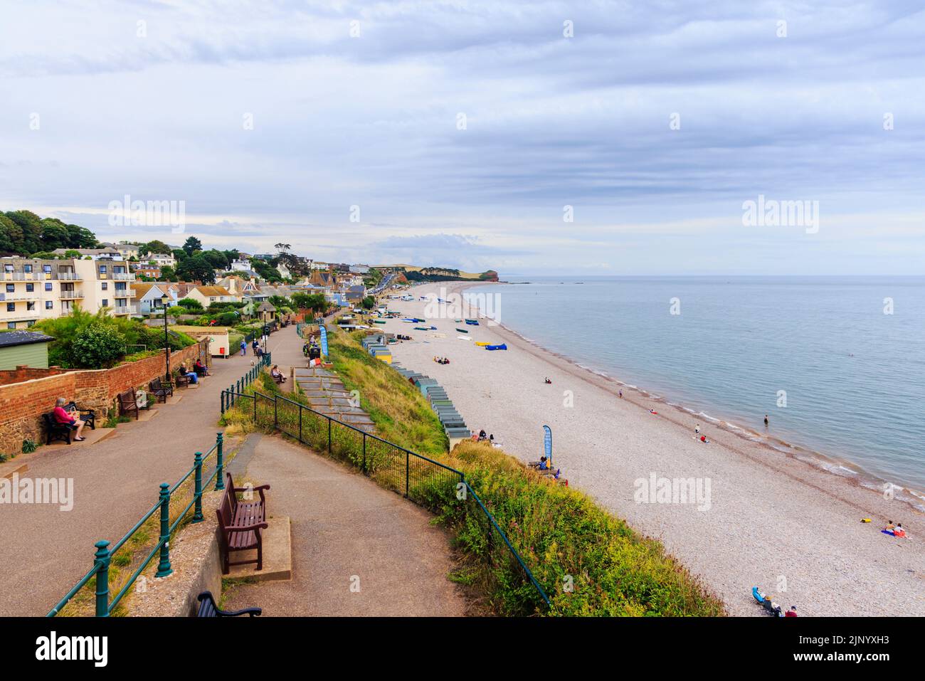 Vista panoramica che guarda ad ovest lungo la baia curva della spiaggia a Budleigh Salterton, una piccola città costiera incontaminata della Jurassic Coast nel Devon orientale Foto Stock