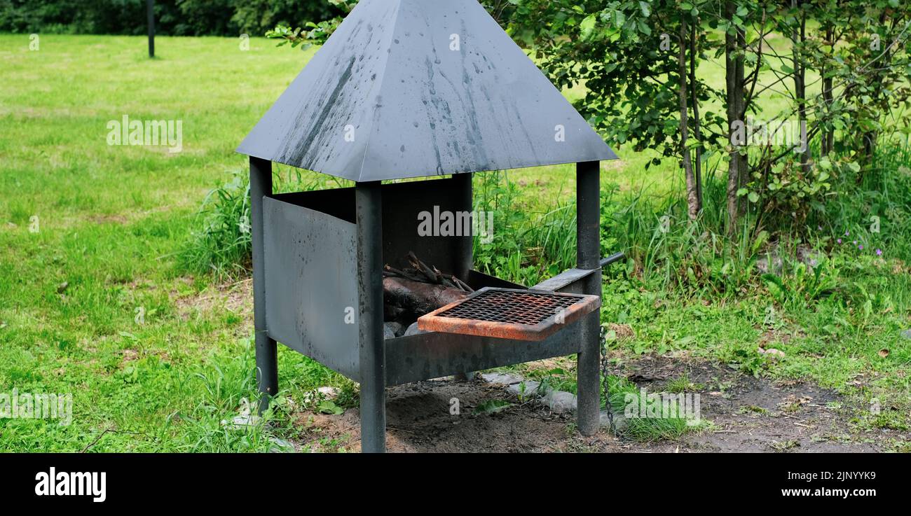 Barbecue con tetto per barbecue nel parco forestale Foto Stock